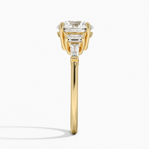 Anillo Clásico de Diamantes con Corte Esmeralda y Corte Baguette de Tres Piedras - Product Image 2