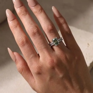 Anillo de Compromiso con Moissanita Chapado en Oro 925 de 3.5 Quilates, Corte Radiante Verde, Halo Oculto, Media Eternidad, para Mujer, Certificado IGI - Product Image 3