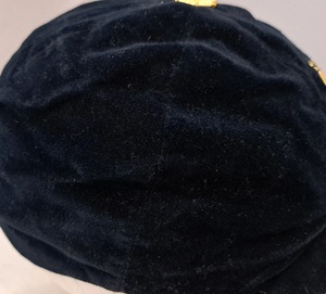 Gorra de Honor de Terciopelo Azul Marino con Logotipo Personalizado, Borla Dorada, Gorras de Velour para Ropa Deportiva Escolar, Celebraciones Universitarias, Presentaciones y Premios - Product Image 3