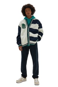 Cardigan rayé à col en V pour homme, manches longues, tricot acrylique avec logo brodé, idéal pour les écoles et les universités - Product Image 3