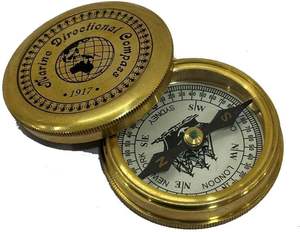 Brújula Náutica Hecha a Mano, Brújula Marina con Estuche de Cuero, Réplica Vintage de Latón, Poema de Robert Frost - Product Image 1