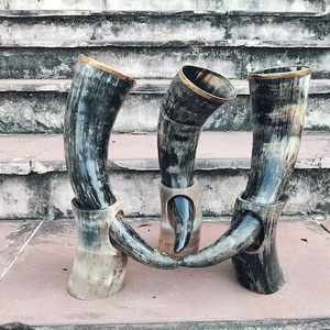 Jarra de Cerveza Vikinga Hecha a Mano con Cuerno de Búfalo y Soporte, Tema de Amor, Regalo de San Valentín para Adultos - Product Image 1