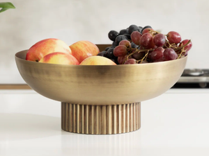Bol de service décoratif en métal avec une brillance élégante, parfait pour présenter des fruits, des légumes et des collations maison - Product Image 1