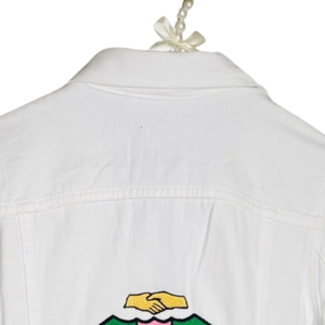 Chaqueta Vaquera Clásica Blanca AKA con Bordado de Escudo para Mujer, Cierre de Botones, Manga Larga, Estilo Casual, Prenda Exterior de Mezclilla - Product Image 3