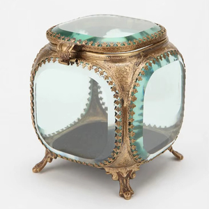 Boîte à bijoux en métal et verre transparent de haute qualité avec bords dorés pour un emballage et un rangement de cadeaux haut de gamme - Product Image 1