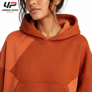 Conjunto deportivo oversize de moda para mujer con pantalones jogger de pierna ancha, tela cómoda y estilo contemporáneo para atuendos casuales. - Product Image 4