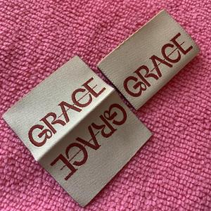 Étiquettes tissées damassées colorées à surface lisse TITAN TREAD WEAR, pliées sur un côté, lavables, avec bord coupé au laser pour vêtements et accessoires - Product Image 4