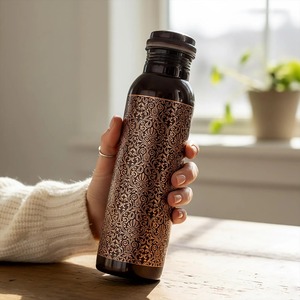 Bouteille d'eau en cuivre émaillé noir de qualité supérieure avec impression vintage complexe, récipient artisanal en cuivre fait main - Product Image 3