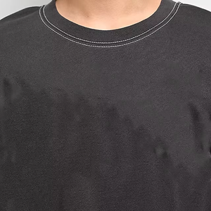 Camiseta Negra Extra Grande para Hombre con Mangas Blancas en Contraste, Diseño de Bloques de Color Sólido, Cuello Redondo, Estilo Casual - Product Image 6