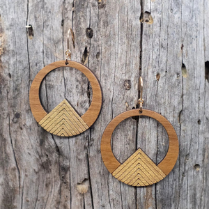 Pendientes de Madera Circulares con Diseño de Flecha Geométrica y Detalles en Dorado, Joyería de Madera Hecha a Mano - Product Image 1