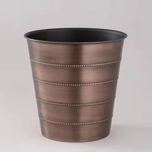 Poubelle en métal durable avec une structure élégante, conçue pour un rangement élégant dans le salon, la chambre, la cuisine et les bureaux. - Product Image 5