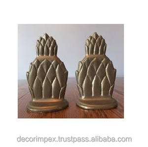 ศิลปะสับปะรดจากทองเหลืองบนฐานหนังสือซึ่งทำหน้าที่เป็นวัตถุตกแต่งหรือ bookends. - Product Image 2