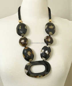 Collier de perles de style classique pour femmes avec chaîne en corne avec pendentif croix feuille pour les fêtes de mariage ou comme cadeau en Europe Amérique - Product Image 4