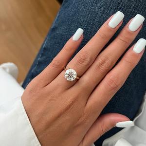 Bague solitaire en diamant de laboratoire rond brillant de 4 carats, D VVS2, deux tons, griffes blanches, bague de fiançailles, certifiée IGI - Product Image 5