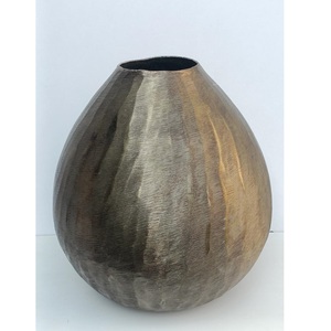 Vase en métal texturé artisanal moderne, récipient décoratif géométrique unique et vieilli, pot à fleurs minimaliste pour la maison et le bureau - Product Image 5