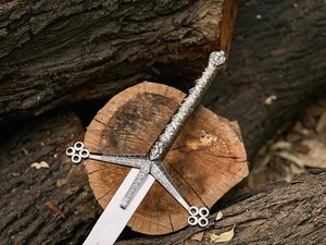 Cuchillo Largo de Acero al Carbono con Guardacabezas Ornamentado y Funda de Cuero, Hoja Recta, Grado DIY, 32 Pulgadas, Punta de Lanza Personalizable ODM - Product Image 3