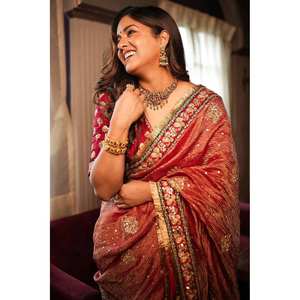 Saree pour femme de créateur avec un joli fil Jari brodé et des accents de diamant - Product Image 4