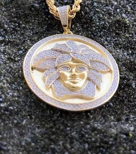 Pendentif Hip Hop plaqué or jaune avec finition argentée et détails inspirés de la mode brillante - Product Image 1