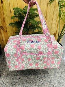 Bolsa de Viaje de Algodón Acolchada Hecha a Mano Estilo Bohemio con Estampado Floral, Amplia para Escapadas de Fin de Semana, Viajes Cortos, Equipaje de Mano - Product Image 2