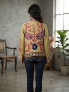 Veste en velours brodée Suzani beige de qualité supérieure pour femme, motif Paisley rose, style botanique bohème, vente en gros, vêtements d'extérieur tendance pour boutique - Product Image 2