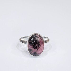 Bague artisanale en argent sterling avec rhodonite ovale, pierre précieuse naturelle, bijou minimaliste pour femme, à porter au quotidien - Product Image 2
