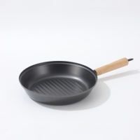 Nouvelle Arrivée Poêle en Acier Carbone avec Manche en Bois Design Classique Fond Composé Droit pour la Cuisine Domestique et les Ragoûts