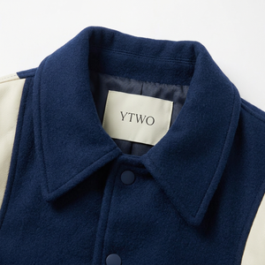 Chaqueta Varsity de Lana Azul Marino con Mangas de Cuero Crema |   Chaqueta Clásica Estilo Letterman |   Etiqueta Privada Personalizada OEM - Product Image 4