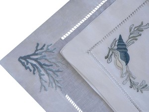 Juego de Manteles Individuales y Servilletas Bordados a Mano con Motivos Marinos Azules, Lavables, de Lino Blanco con Dobladillo, para Hogar, Bodas y Eventos, Venta al Por Mayor Personalizada - Product Image 2