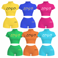 Ensemble de sport deux pièces pour femme avec logo personnalisé imprimé, comprenant un haut court à manches courtes et demi-zip et un short cycliste, idéal pour l'été et le yoga.
