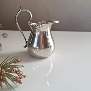 Jarra de acero inoxidable plateada estándar, funcional y perfecta para uso diario en el hogar, catering, restaurantes y servicio a la habitación. - Product Image 1