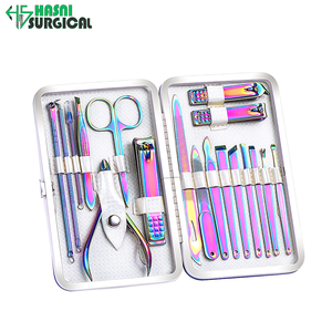 Set de Manicura y Pedicura de Acero Inoxidable con Cortaúñas a Cuadros, Lima de Uñas, Tijeras y Recolector de Residuos en Estuche Metálico - Product Image 5