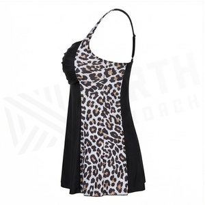 Ensemble de yoga 2 pièces imprimé papillon bleu avec finition dorée, body à col en V profond et jupe portefeuille longueur genou - Product Image 3
