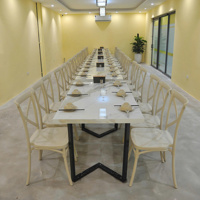 Chaise de salle à manger beige en plastique moulé avec dossier en X et fonction extensible, design contemporain et moderne