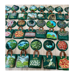 Porte-clés mini sac fourre-tout en jonc naturel fait main, breloque de sac écologique en paille tressée pour souvenirs de voyage et cadeaux - Product Image 1