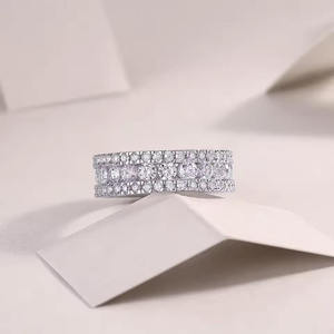 Anillo de Eternidad de Lujo en Oro Blanco Sólido de 14K con Moissanita y Engaste Pavé, Banda de 3 Hileras de Moda, Joyería de Regalo para Compromiso y Boda para Mujer - Product Image 1