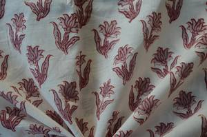 Tela de Algodón Estampada a Mano con Diseño Floral Blanco y Rojo |   Material para Correr Buta Pequeño - Product Image 5