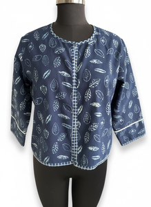 เสื้อแจ็คเก็ตผ้าฝ้ายพิมพ์ลายดอกสีครามสำหรับผู้หญิง แขน 3/4 น้ำหนักเบา ระบายอากาศได้ดี เป็นมิตรกับสิ่งแวดล้อม สวมใส่สบายๆ ทรงปกติ สำหรับฤดูใบไม้ผลิ - Product Image 5