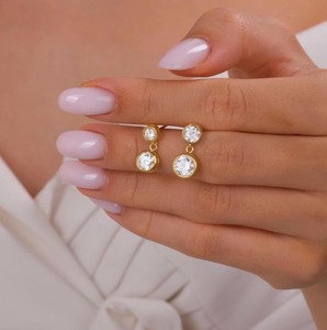 Boucles d'oreilles pendantes minimalistes en or 14 carats avec diamants de laboratoire sertis clos, certifiées IGI, pour usage quotidien - Product Image 6