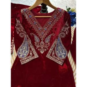 Conjunto de Fiesta Valam de Diseño Exclusivo: Top de Terciopelo con Cuello en V, Silueta en A, Hecho a Mano, con Falda y Dupatta Bordados - Product Image 1