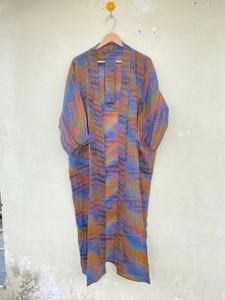 Robe Kimono Bleue Recyclée en Soie 100% Col V avec Cordon de Serrage – Idéale pour la Vie Quotidienne, Cadeau d'Anniversaire Parfait pour Elle, Tenue de Plage Été Automne Printemps - Product Image 4