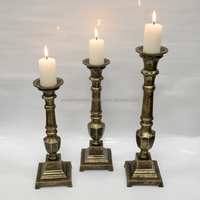 Ensemble de 3 chandeliers en laiton doré antique, style gothique vintage, avec base carrée sur piédestal, pour centre de table de salle à manger