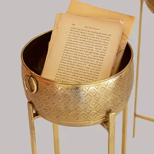 Macetero decorativo de latón para el hogar y la oficina, elegante soporte para plantas de interior y exterior de proveedor indio para exportación a granel. - Product Image 3