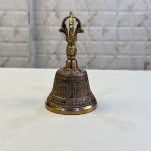 Campana Nepalí Tradicional Hecha a Mano de Latón con Patrón Floral en Relieve, Decoración Religiosa Premium para Meditación, Adorno Artesanal para Mesa, Diwali - Product Image 1