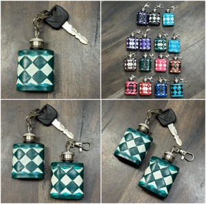 Mini Botella de Agua de Cuero a Cuadros Hecha a Mano con Clip, Llavero Portátil, Regalo Compacto para Viajes, Uso Diario y al Aire Libre - Product Image 3