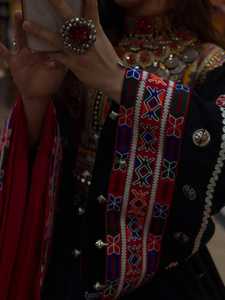 Robe traditionnelle afghane brodée en mousseline de soie, dentelle et cachemire, style Kuchi Pathani, écologique et respirante pour femmes - Product Image 2
