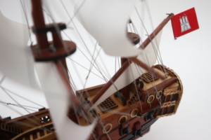Pequeño modelo de barco de vela a vela alemán de madera pulida hecho a mano de Hamburgo, 20 cm, antiguo, coleccionable, para regalo o decoración de mesa. - Product Image 3