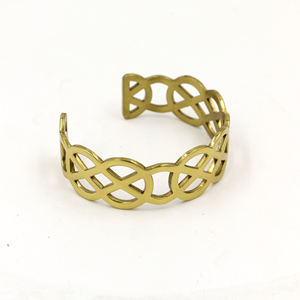 Bracelet manchette en laiton nœud celtique fait main, doré, motif treillis entrelacé, jonc ouvert réglable, bijoux ethniques vikings pour femme - Product Image 1