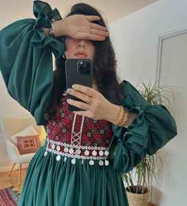 ชุดเดรสปักมือสไตล์อัฟกันคูชี สีเหลืองและเขียว พร้อมผ้าคลุมไหล่หลากสีสัน ปักลายอย่างประณีต - Product Image 3