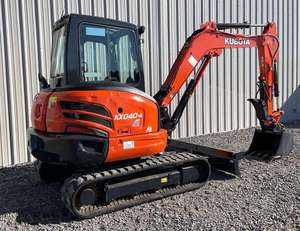 รถขุดขนาดเล็ก KUBOTA KX040-4 40 แรงม้า ห้องโดยสารแบบปิด ได้รับการรับรองมาตรฐาน EPA และ CE พร้อมมอเตอร์ไฮดรอลิกเสริม ปั๊ม กล่องเกียร์ และระบบ PLC - Product Image 4
