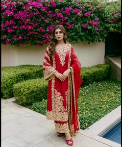 Ensemble prêt-à-porter en faux georgette avec broderie Zari et travail de sequins, comprenant un haut, un pantalon palazzo et un dupatta. - Product Image 1